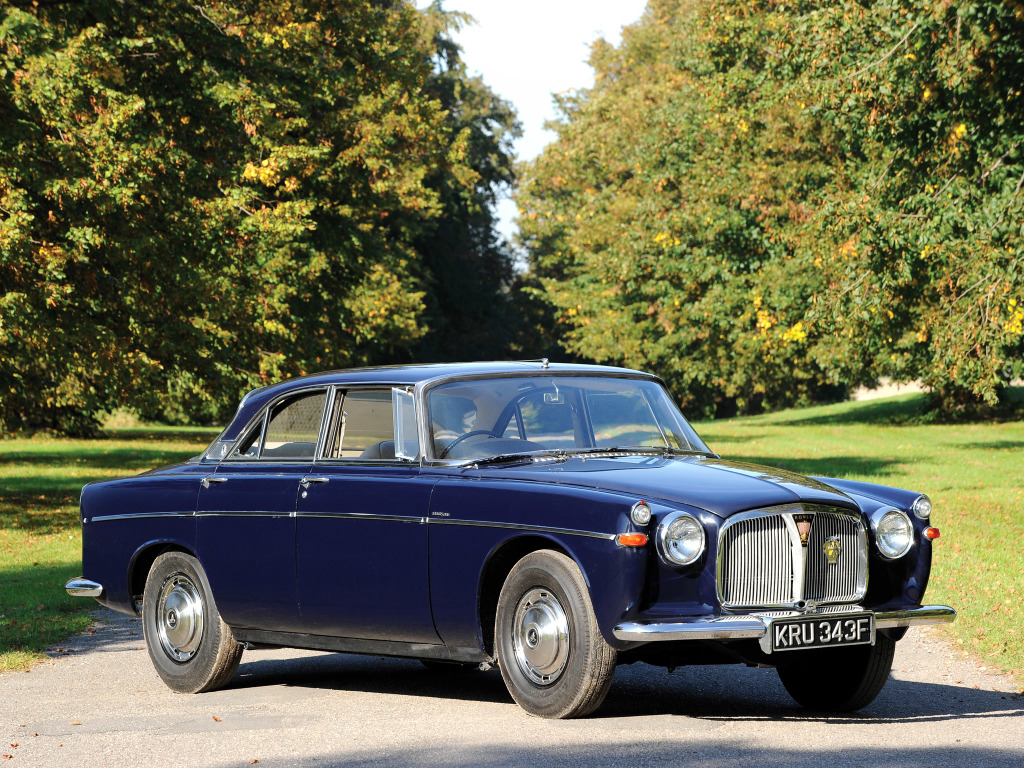 Rover P5 Coupé bleu nuit, vue de trois quarts avant, garée sous les arbres en automne