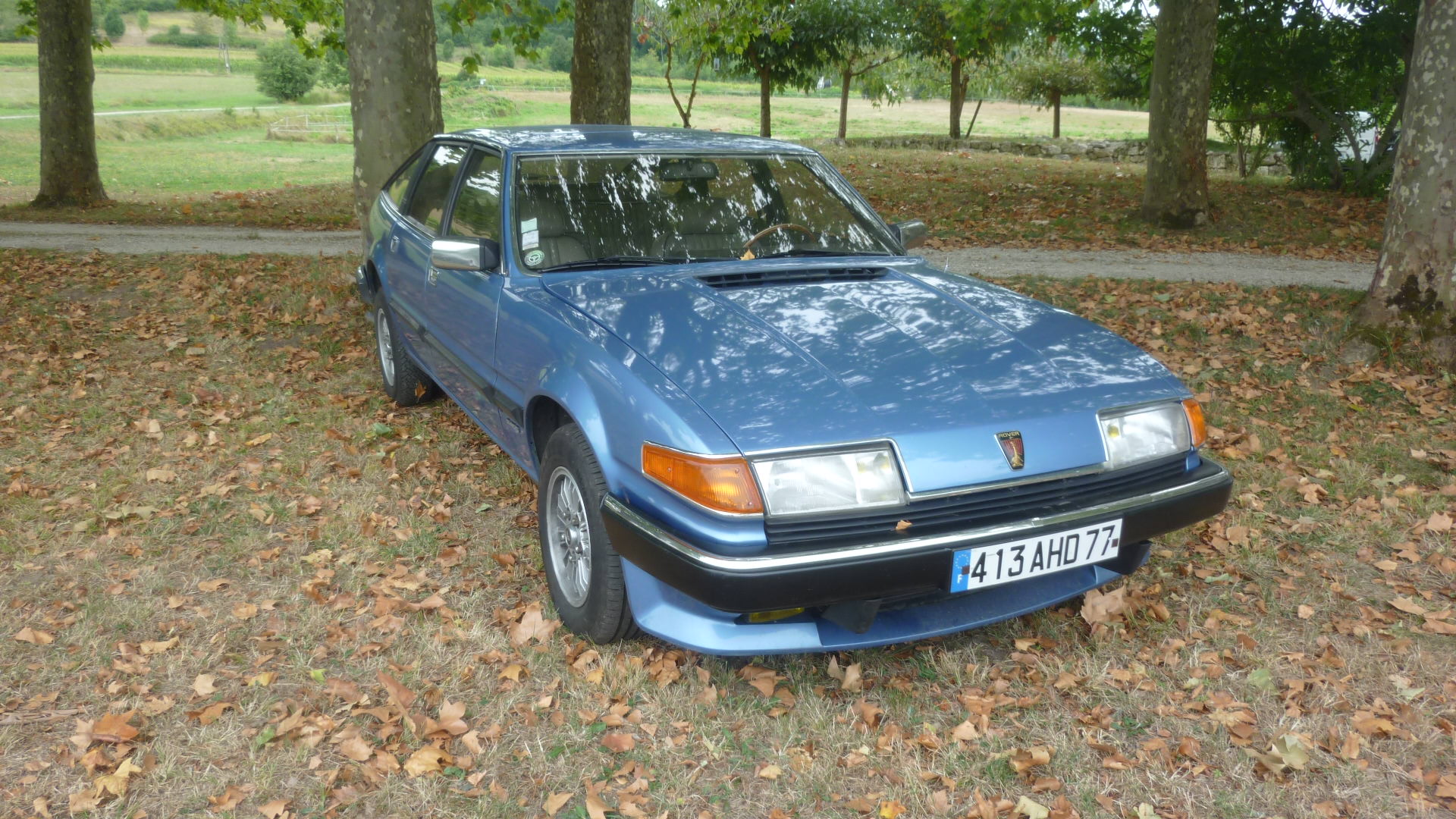 Rover SD1 bleu métallisé vue de trois quarts avant, lors d'un rassemblement du RBCCH