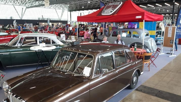 Rover P5 brune du RBCCH exposee sous le stand du club au salon de Toulouse